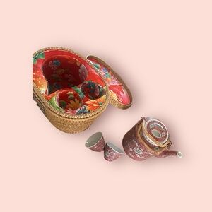 VINTAGE CHINESE  TEA SET IN  PADDED WICKER BASKET PICNIC